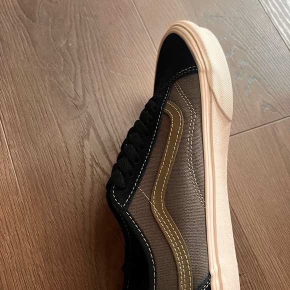 Vans - Picture 9 of 11